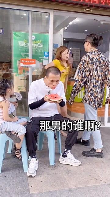 吃瓜群众偷听情侣吵架,揭秘甜蜜背后的矛盾与冲突