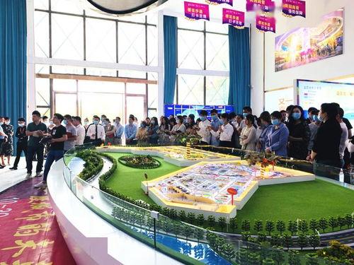 嘉洲广场吃瓜大赛,全民狂欢，瓜王争霸记